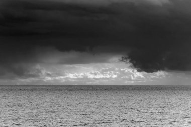 İtalya, Sicilya, Akdeniz, Sicilya Kanalı 'nda kışın fırtına bulutları