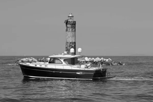 Włochy Morze Śródziemne Fiumicino Rzym Lipca 2005 Para Poławiająca Pokładzie — Zdjęcie stockowe