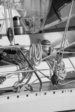 İtalya, Sicilya, Akdeniz, Marina di Ragusa (Ragusa Eyaleti); limandaki bir yelkenli teknesinde vinç ve deniz ipleri 