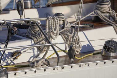 İtalya, Sicilya, Akdeniz, Marina di Ragusa (Ragusa Eyaleti); limandaki bir yelkenli teknesinde vinç ve deniz ipleri 