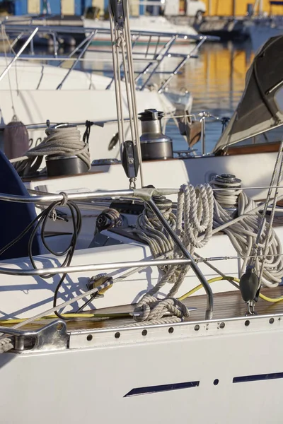 意大利 西西里 地中海 拉古萨海 拉古萨省 港口一艘帆船上的绞车和航海绳 — 图库照片
