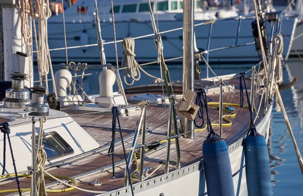 Talya Sicilya Akdeniz Marina Ragusa Ragusa Eyaleti Limandaki Bir Yelkenli — Stok fotoğraf