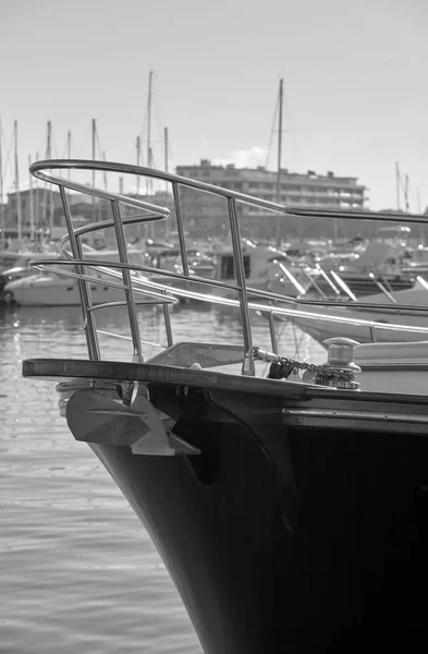 意大利 托斯卡纳 维阿雷吉欧 Abati Yachts波兰55豪华游艇在港口 看到船头和锚链的绞盘 — 图库照片