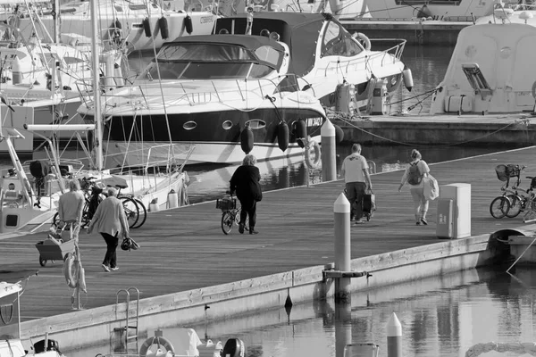 意大利 西西里 地中海 拉古萨港 拉古萨省 2021年1月8日 港口内的人员和豪华游艇 Editorial — 图库照片