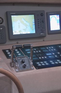 Fransa, Cannes; 8 Eylül 2005; CNM CONTINENTAL 80 lüks yat, yemek, kokpit ve sürücü konsolu - EDITORIAL