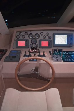 Fransa, Cannes; 8 Eylül 2005; CNM CONTINENTAL 80 lüks yat, yemek, kokpit ve sürücü konsolu - EDITORIAL