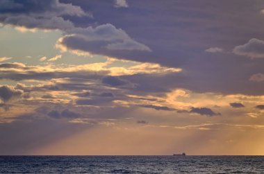 İtalya, Sicilya, Akdeniz Sicilya Kanalı 'nda kargo gemisi ve gökte bulutlar.
