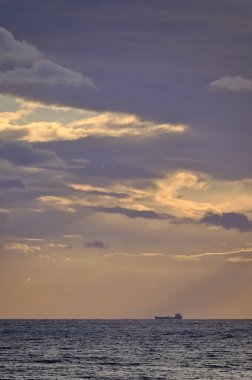 İtalya, Sicilya, Akdeniz Sicilya Kanalı 'nda kargo gemisi ve gökte bulutlar.