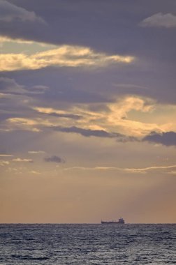 İtalya, Sicilya, Akdeniz Sicilya Kanalı 'nda kargo gemisi ve gökte bulutlar.