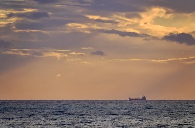 İtalya, Sicilya, Akdeniz Sicilya Kanalı 'nda kargo gemisi ve gökte bulutlar.