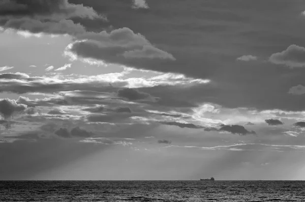 Italien Sicilien Medelhavet Lastfartyg Sicilien Kanalen Och Moln Himlen — Stockfoto