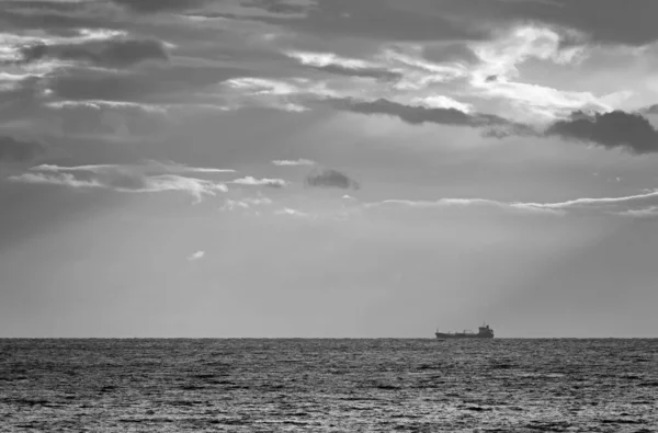 Italia Sicilia Mar Mediterraneo Nave Carico Nel Canale Sicilia Nuvole — Foto Stock