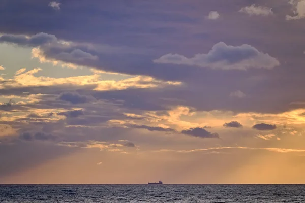 Talya Sicilya Akdeniz Sicilya Kanalı Nda Kargo Gemisi Gökte Bulutlar — Stok fotoğraf