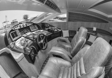 İtalya, Fiumicino (Roma); 19 Temmuz 2006, Alfamarine 78 lüks yat, yemek, kokpit ve sürücü konsolu - EDITORIAL