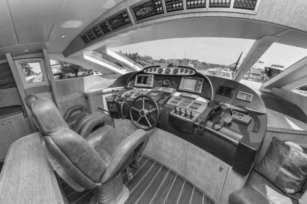 意大利 Fiumicino 2006年7月19日 Alfamarine 78豪华游艇 座舱和驾驶安慰 Editorial — 图库照片