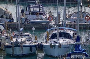 İtalya, Sicilya, Akdeniz, Marina di Ragusa (Ragusa ili); 21 Ocak 2021, limanda lüks yatlar - EDITORIAL