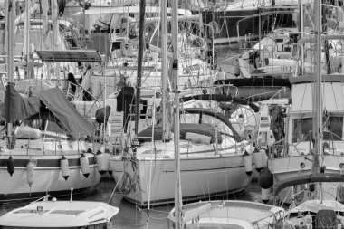 İtalya, Sicilya, Akdeniz, Marina di Ragusa (Ragusa Eyaleti); 21 Ocak 2021, limandaki insanlar ve lüks yatlar - EDITORIAL