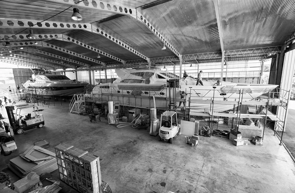 意大利 Fiumicino 2006年6月23日 Alfamarine船厂 正在建造的豪华游艇上工作的人 Editorial — 图库照片