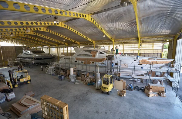 Italy Fiumicino Rome June 2006 Alfamarine Boatyard People Working Luxury — Stock Photo, Image