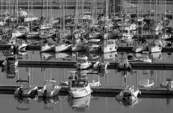 イタリア シチリア島 地中海 マリーナ ラグーザ ラグーザ州 1月2021 港のモーターボートや豪華ヨット 編集部 — ストック写真