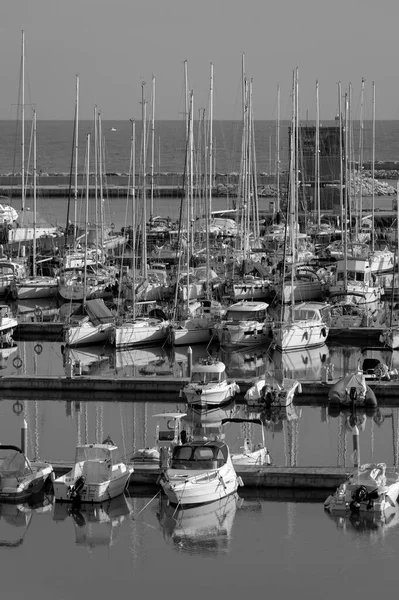 意大利 西西里 地中海 拉古萨港 拉古萨省 2021年1月22日 港口内的汽艇和豪华游艇 Editorial — 图库照片