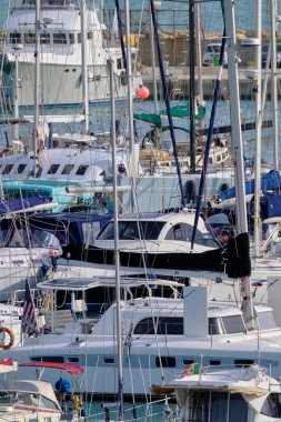 İtalya, Sicilya, Akdeniz, Marina di Ragusa (Ragusa ili); 25 Ocak 2021, limanda lüks yatlar - EDITORIAL