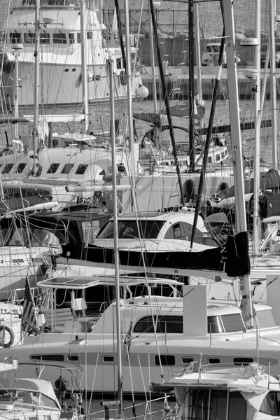 イタリア シチリア島 地中海 マリーナ ラグーザ ラグーザ州 1月2021 ポート内の高級ヨット Editorial — ストック写真
