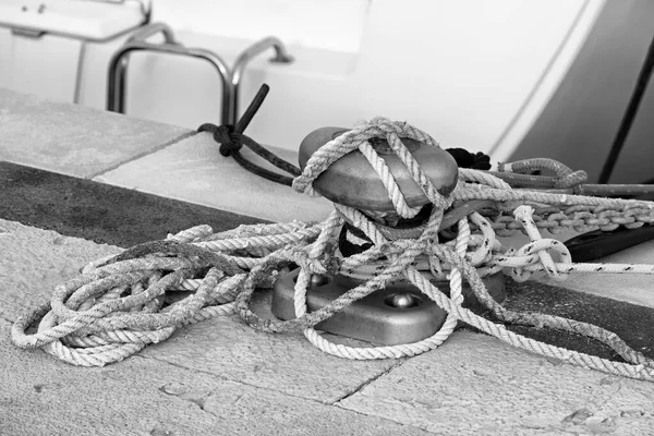 意大利 西西里 地中海 拉古萨港 拉古萨省 港口豪华游艇 钢制护柱和航海绳 — 图库照片
