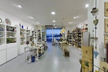 İtalya, Sicilya, Marina di Ragusa (Ragusa ili); 3 Haziran 2012, hediyeler, şarap ve gıda mağazası - EDITORIAL