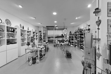 İtalya, Sicilya, Marina di Ragusa (Ragusa ili); 3 Haziran 2012, hediyeler, şarap ve gıda mağazası - EDITORIAL