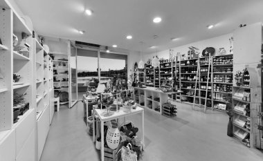 İtalya, Sicilya, Marina di Ragusa (Ragusa ili); 3 Haziran 2012, hediyeler, şarap ve gıda mağazası - EDITORIAL