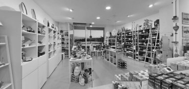 İtalya, Sicilya, Marina di Ragusa (Ragusa ili); 3 Haziran 2012, hediyeler, şarap ve gıda mağazası - EDITORIAL