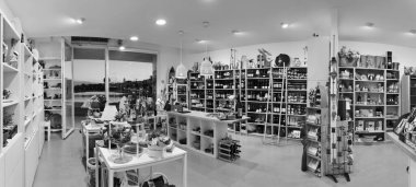 İtalya, Sicilya, Marina di Ragusa (Ragusa ili); 3 Haziran 2012, hediyeler, şarap ve gıda mağazası - EDITORIAL