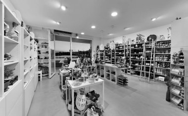 İtalya, Sicilya, Marina di Ragusa (Ragusa ili); 3 Haziran 2012, hediyeler, şarap ve gıda mağazası - EDITORIAL