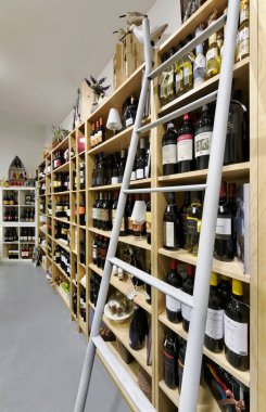 İtalya, Sicilya, Marina di Ragusa (Ragusa ili); 3 Haziran 2012, hediyeler, şarap ve gıda mağazası - EDITORIAL