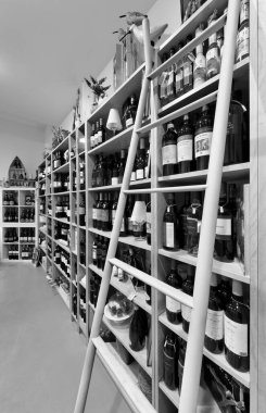 İtalya, Sicilya, Marina di Ragusa (Ragusa ili); 3 Haziran 2012, hediyeler, şarap ve gıda mağazası - EDITORIAL