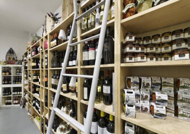 İtalya, Sicilya, Marina di Ragusa (Ragusa ili); 3 Haziran 2012, hediyeler, şarap ve gıda mağazası - EDITORIAL