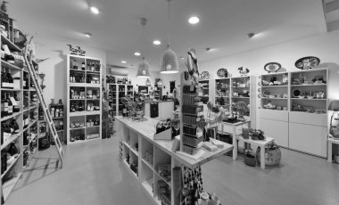 İtalya, Sicilya, Marina di Ragusa (Ragusa ili); 3 Haziran 2012, hediyeler, şarap ve gıda mağazası - EDITORIAL