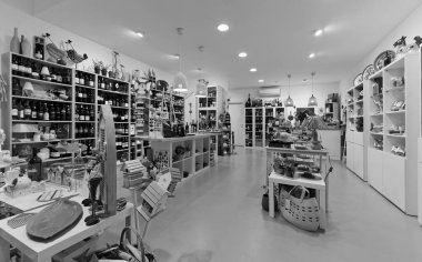 İtalya, Sicilya, Marina di Ragusa (Ragusa ili); 3 Haziran 2012, hediyeler, şarap ve gıda mağazası - EDITORIAL