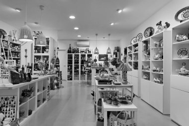 İtalya, Sicilya, Marina di Ragusa (Ragusa ili); 3 Haziran 2012, hediyeler, şarap ve gıda mağazası - EDITORIAL