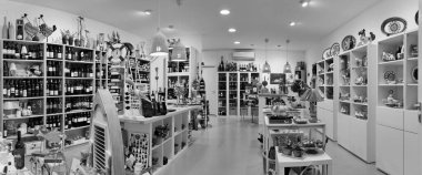 İtalya, Sicilya, Marina di Ragusa (Ragusa ili); 3 Haziran 2012, hediyeler, şarap ve gıda mağazası - EDITORIAL