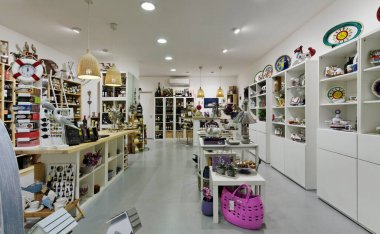 İtalya, Sicilya, Marina di Ragusa (Ragusa ili); 3 Haziran 2012, hediyeler, şarap ve gıda mağazası - EDITORIAL