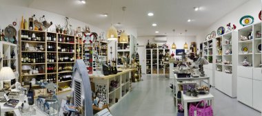 İtalya, Sicilya, Marina di Ragusa (Ragusa ili); 3 Haziran 2012, hediyeler, şarap ve gıda mağazası - EDITORIAL