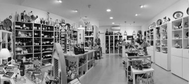 İtalya, Sicilya, Marina di Ragusa (Ragusa ili); 3 Haziran 2012, hediyeler, şarap ve gıda mağazası - EDITORIAL