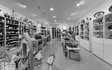 İtalya, Sicilya, Marina di Ragusa (Ragusa ili); 3 Haziran 2012, hediyeler, şarap ve gıda mağazası - EDITORIAL