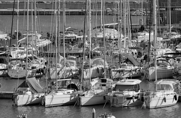 意大利 西西里 地中海 拉古萨海 拉古萨省 2021年1月27日 港口的豪华游艇 Editorial — 图库照片