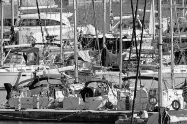 İtalya, Sicilya, Akdeniz, Marina di Ragusa (Ragusa ili); 28 Ocak 2021, limanda lüks yatlar - EDITORIAL