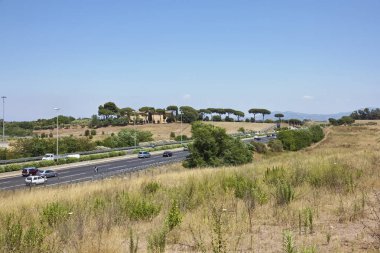 İtalya, Roma, şehri çevreleyen otoyol üzerinde kırsal ve trafik (Grande Raccordo Anulare - GRA)