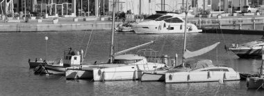 İtalya, Sicilya, Akdeniz, Marina di Ragusa (Ragusa ili); 30 Ocak 2021, limanda motorlu tekneler ve lüks yatlar - EDITORIAL