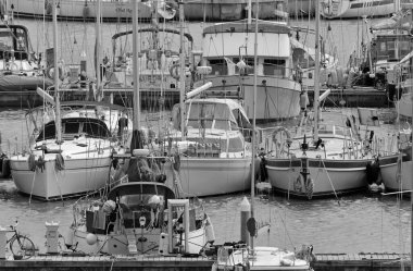 İtalya, Sicilya, Akdeniz, Marina di Ragusa (Ragusa ili); 31 Ocak 2021, limanda lüks yatlar - EDITORIAL